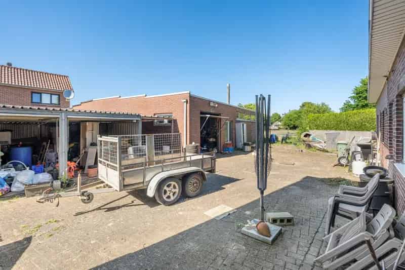 Halfvrijstaande woning te koop Maaseik met grote werkplaats