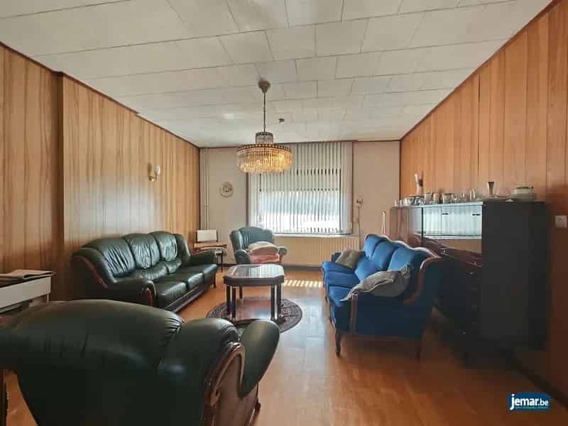 Te renoveren woning Maasmechelen met tuin en garages