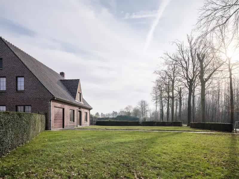 Villa met bijgebouwen op de grens met Hansbeke