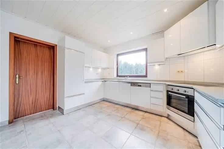 Ruime Villa te Sambreville met Grote Tuin en Garage