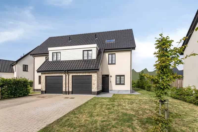 Halfopen woning 4 slaapkamers garage