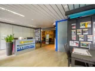 Handelspand met Appartement en Garages te Koop