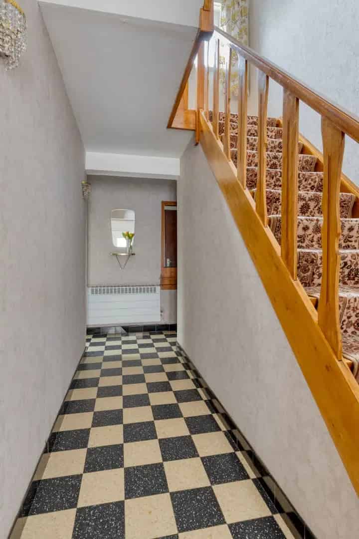 Ruime gezinswoning met 3 slaapkamers en tuin te koop