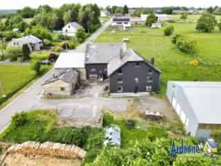Fermette te koop - Ruime woning met schuren en hangar