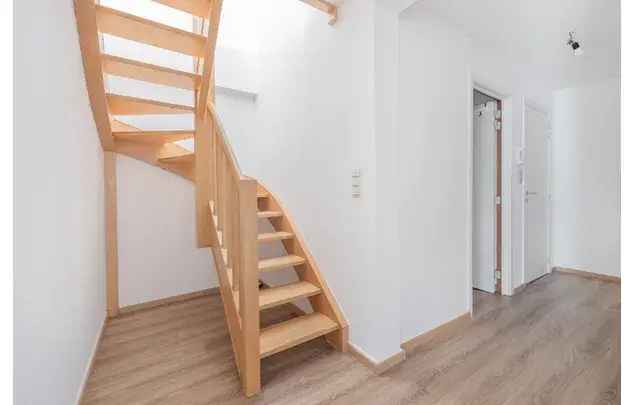 Huur 4 slaapkamer appartement van 200 m² in Brussels