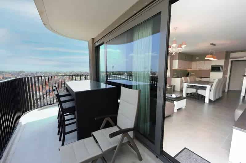 Hoekappartement te koop Mariakerke met Zonneterrassen en Zwembad