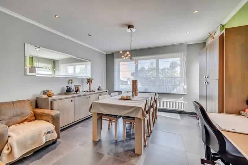 Instapklare woning met ruime garage en tuin