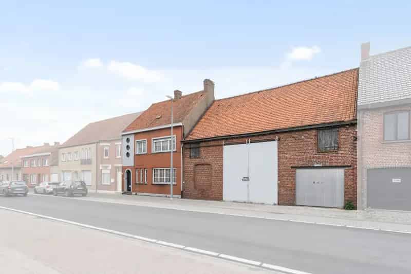 Huis te huur Ichtegem: Te renoveren woning met 5 slaapkamers en bijgebouwen
