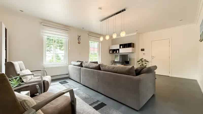 Gelijkvloers Appartement met Tuin en Garage te Koop