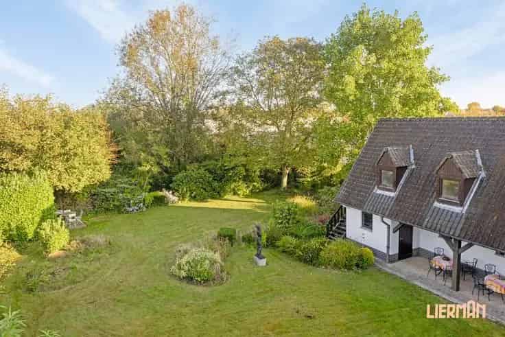 Villa te renoveren met bijgebouw en grote tuin
