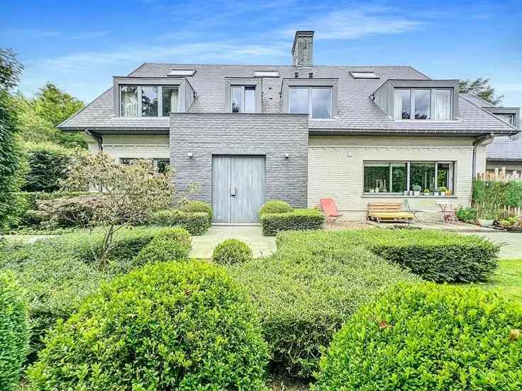 Te koop villa in Uccle met 5 slaapkamers en mooie tuin