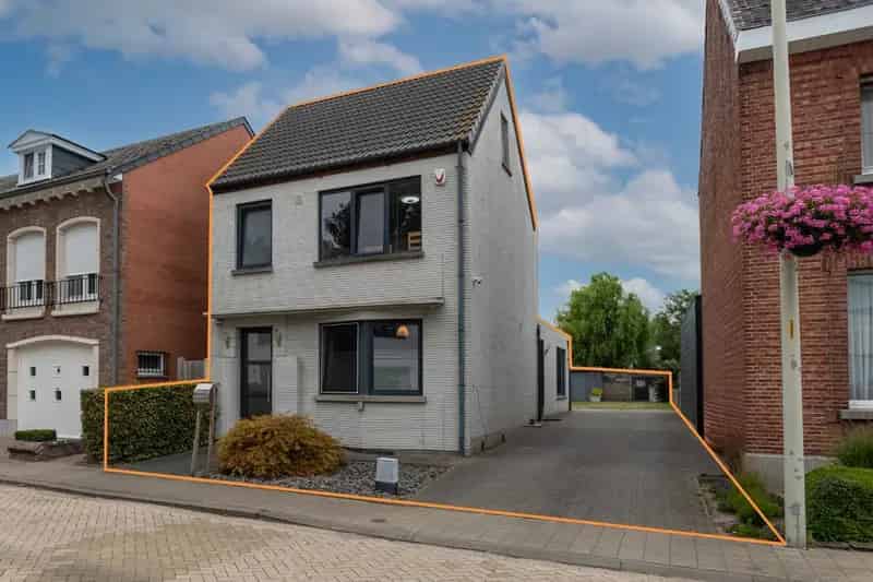 Vrijstaande woning met 3 slpk., brede oprit en tuin