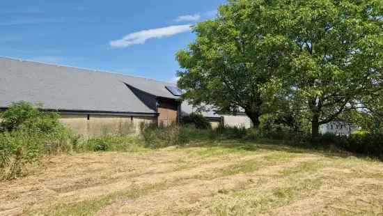 Stenen boerderij op meer dan twee hectare grond.