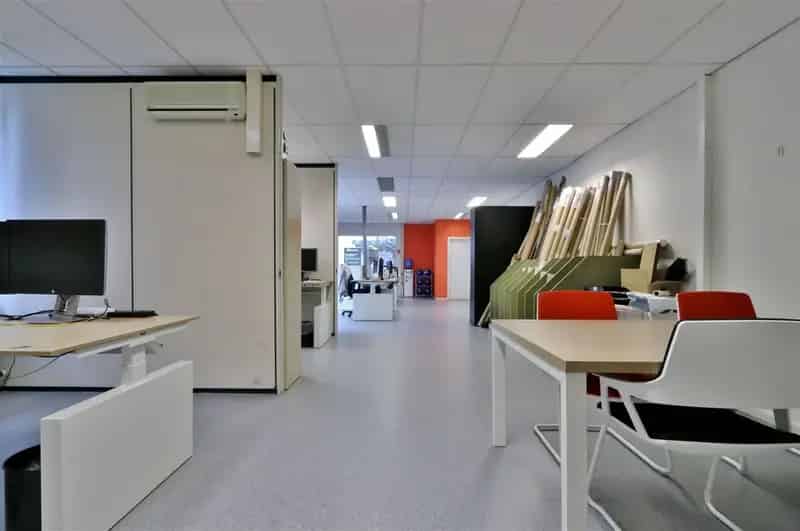 Kantoorruimte met Onthaal en 4 Parkings