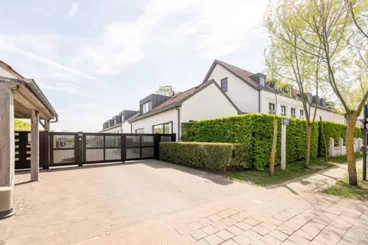 Huis Te Koop Oosthoekplein: Ruime Loftwoning Nabij Zee