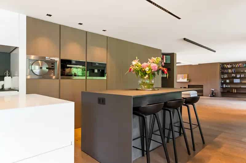 Stijlvolle Gerenoveerde Villa te Koop in Koningshof Schoten