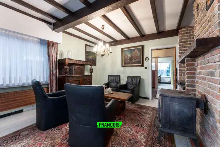 Villa te renoveren met 3 slaapkamers en garage in Roksem
