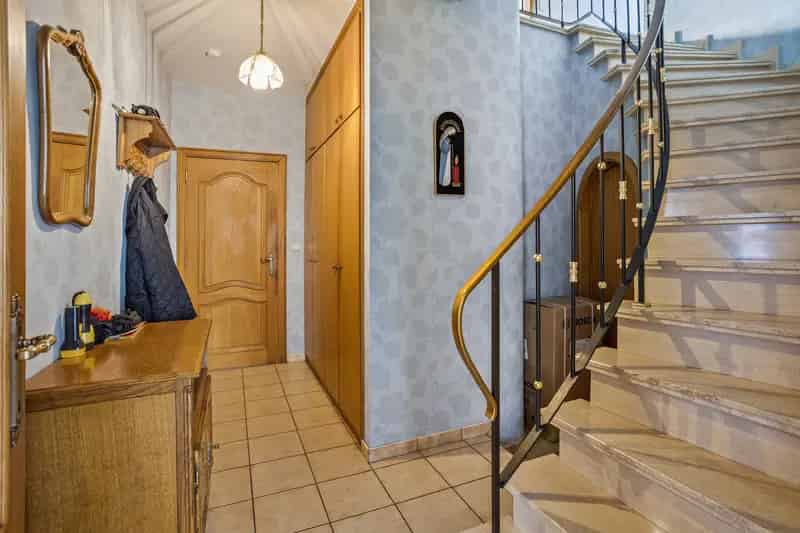 Huis te koop met handelsruimte en benzinestation 3 slaapkamers