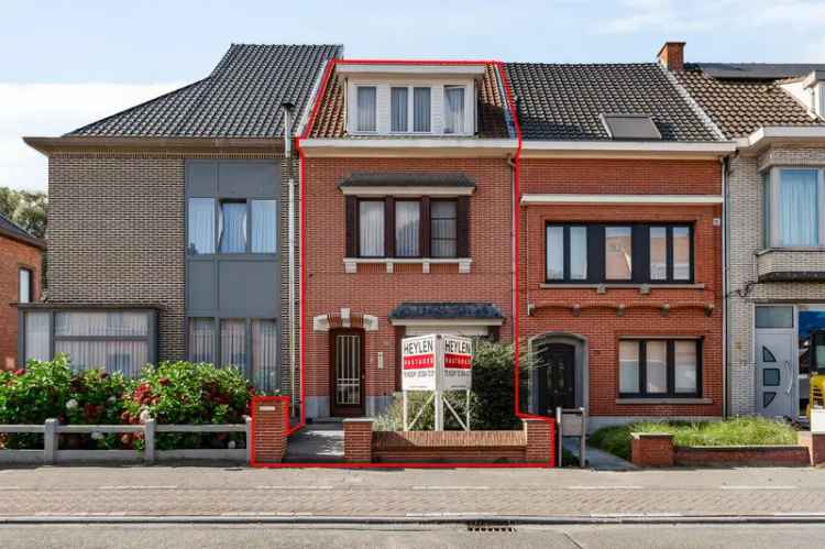 Te renoveren huis in Sint-Niklaas met 4 slaapkamers en zonnige tuin