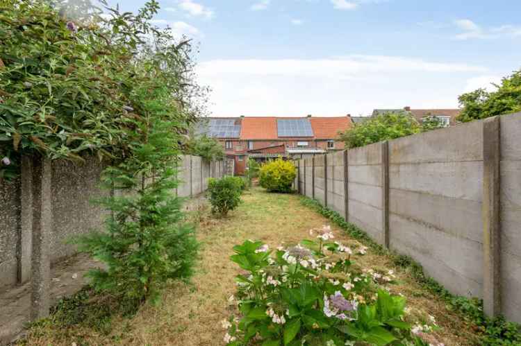 Te renoveren stadswoning met tuin nabij de Nieuwe Kaai