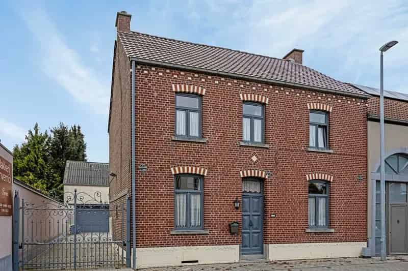 Ruime woning met bijgebouw en grote tuin te koop
