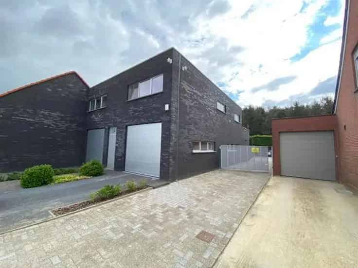 Moderne Woning Te Koop 320m² met Zwemvijver en Bijgebouw