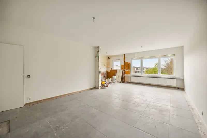 Appartement te koop: gerenoveerd 2 slaapkamers, garage, groen uitzicht