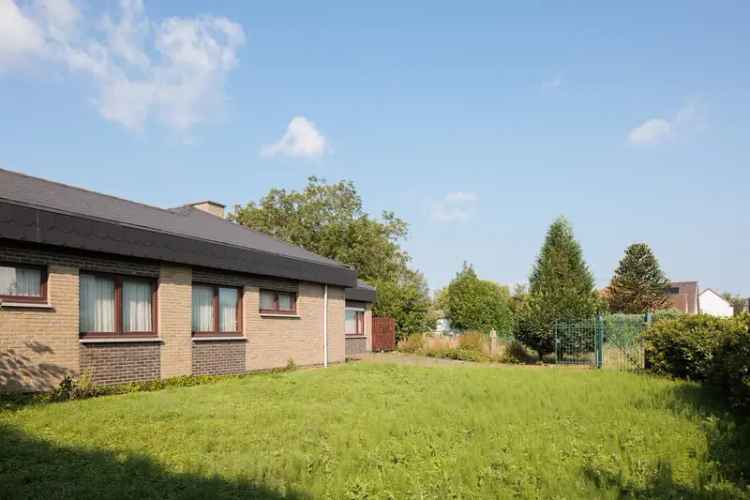 Te renoveren bungalow met open zicht op 1.824m2