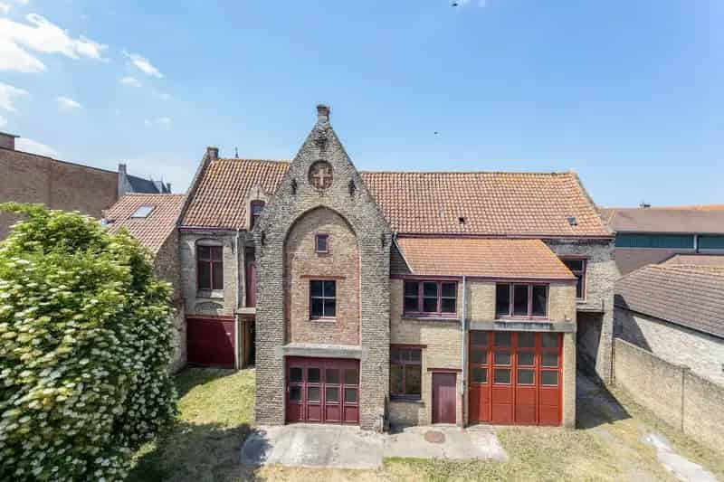 Historisch pand te Veurne met 7 garages