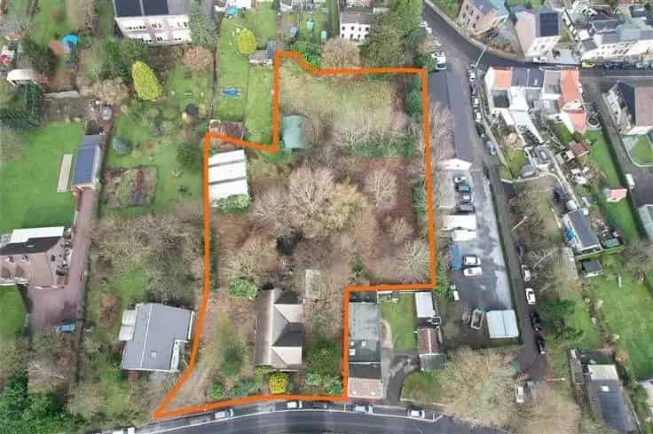 Huis Te Koop Bungalow met Paardenstal en Ruim Perceel