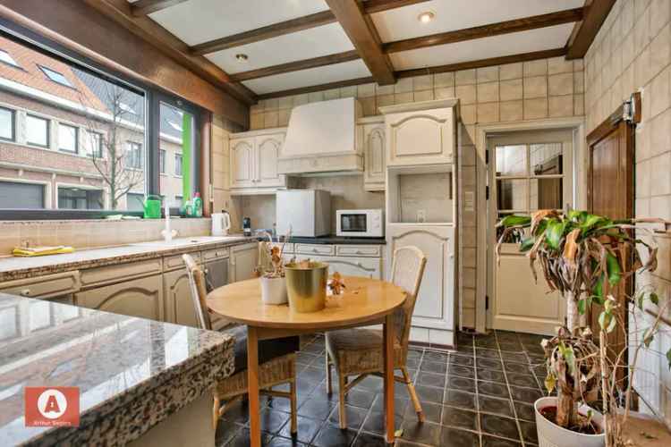 Huis te koop Londerzeel: Centraal gelegen hoekpand met handel en appartement