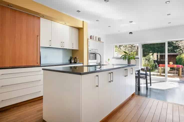 Huis Te Koop: Instapklare Gezinswoning met Tuin en Garage