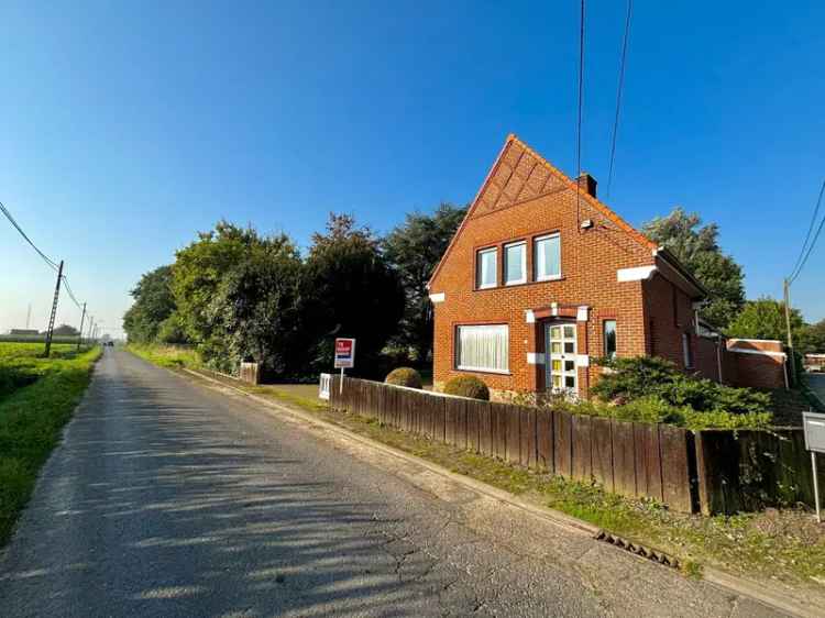 Goed onderhouden alleenstaande woning. Opp: 6800m².