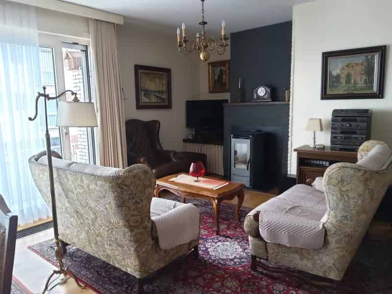 Ruim appartement jaren 70 te koop 3 slaapkamers balkon