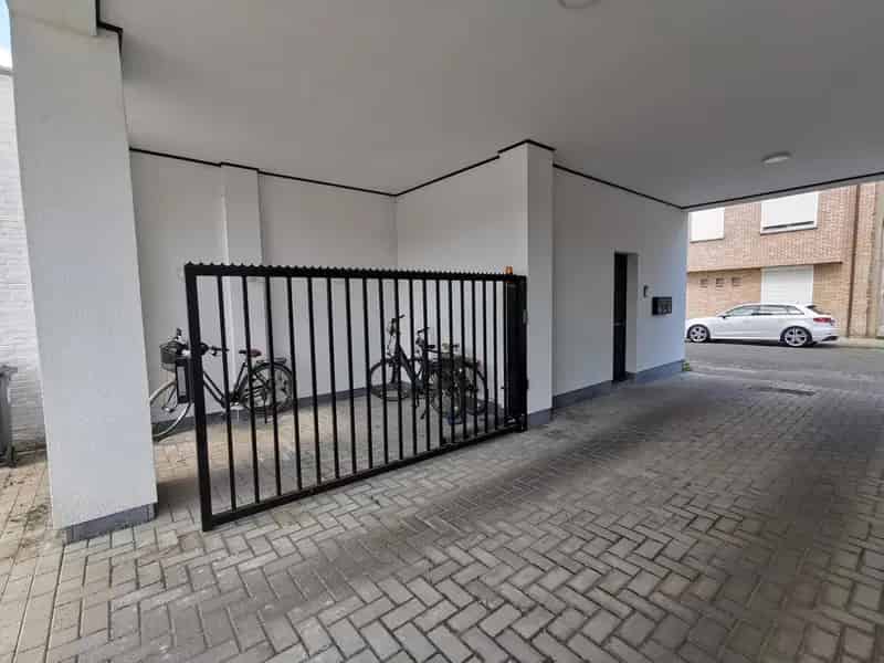 Garage te koop: Bovengrondse parkeerplaats €60 per maand