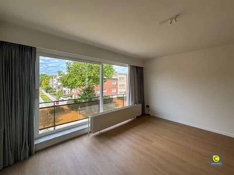 Vernieuwd 2 Slaapkamer Appartement te Koop