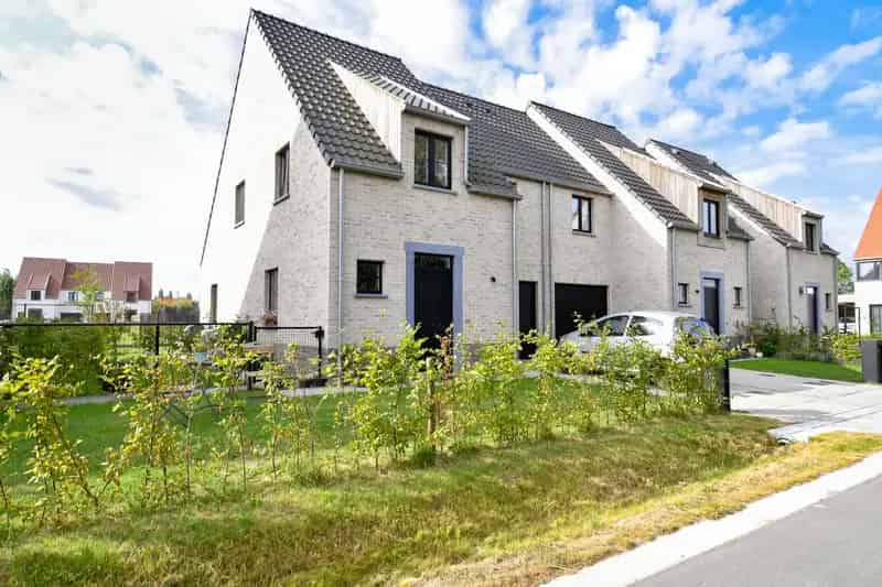 RUSTIG GELEGEN, RUIME woning met zongerichte tuin en garage
