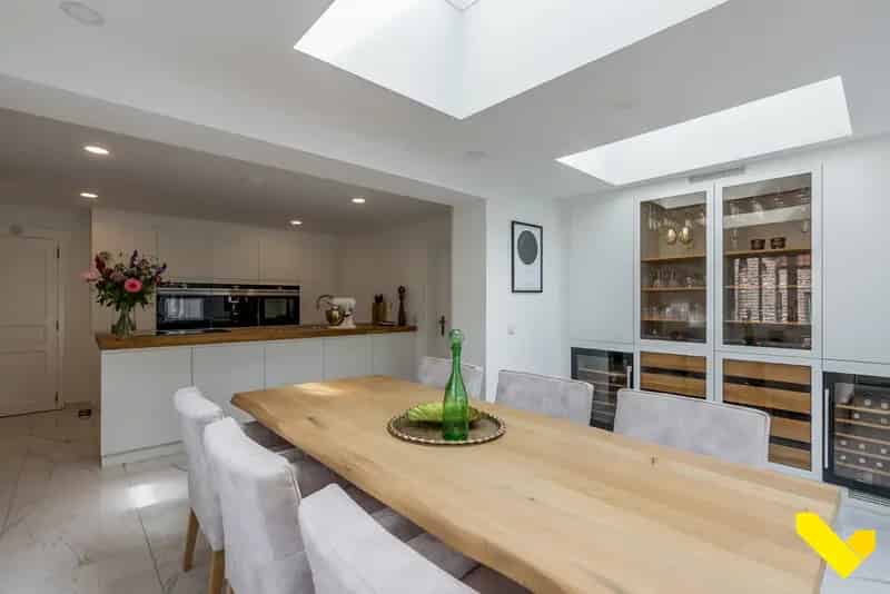 Luxe Villa met Binnenzwembad en 2 Wooneenheden