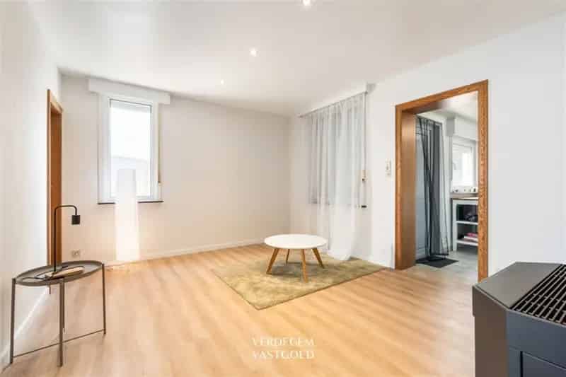 Woning met 2+1 slaapkamers, grote garage en tuin