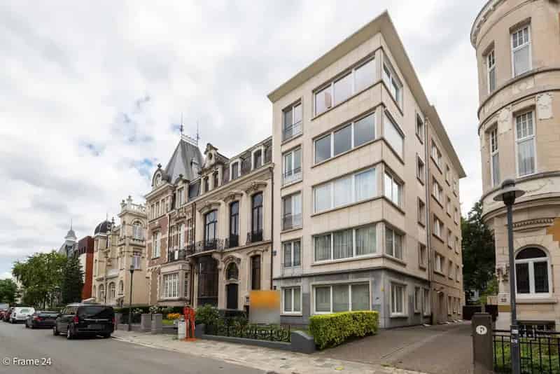 Gerenoveerd gelijkvloers appartement met 2 slaapkamers te koop