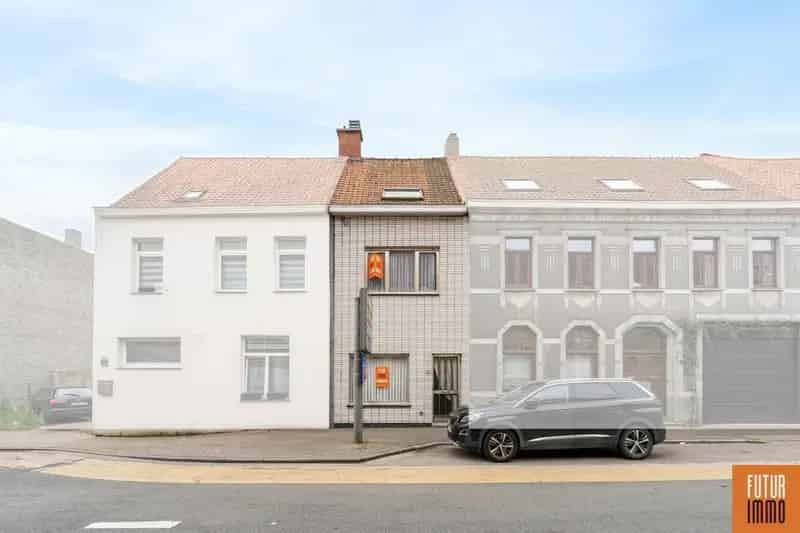 Te renoveren 4-slaapkamer woning met fietspad toegang