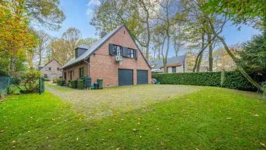 Huis met 4 slaapkamers, 2 badkamers en een garage