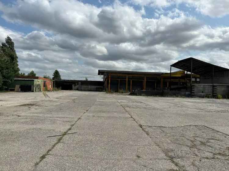 Industriële hangar met een open ruimte in Waregem.