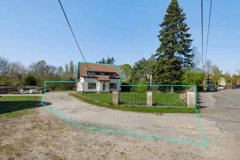 Landhuis te renoveren 2900m2 3 slaapkamers 2 garages