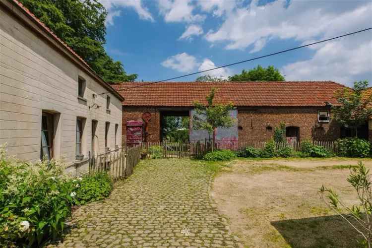 Te koop unieke vierkantshoeve in Schorisse met sfeervolle tuin