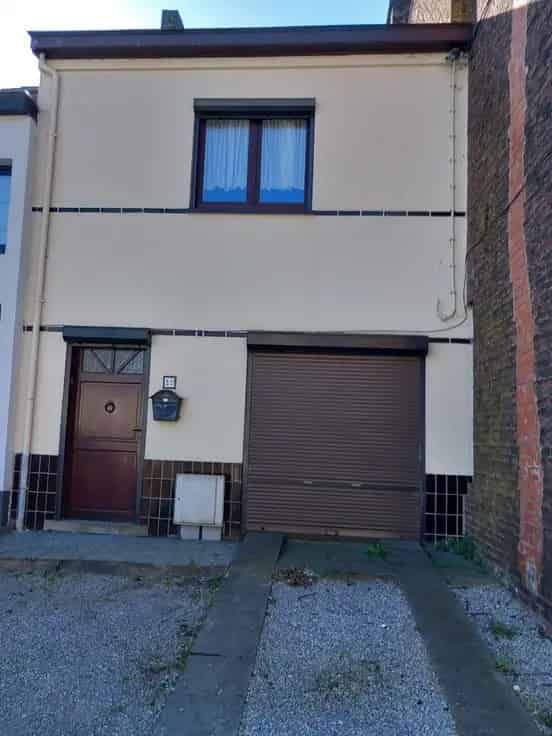 Huis Te Koop: Rustig gelegen woning met tuin en garage