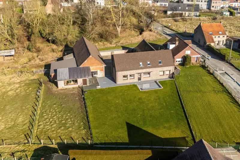 Vierkantshoeve met loods stalling en weide