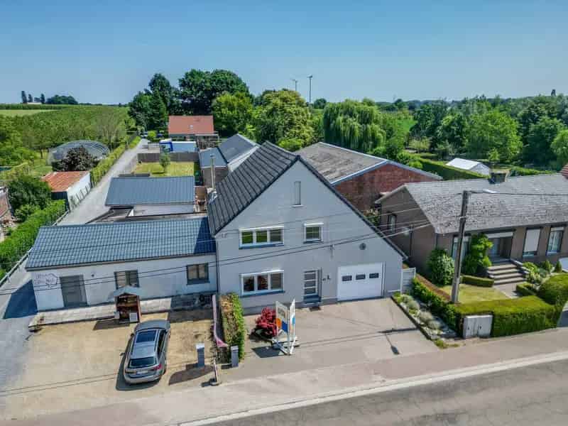Ruime woning te koop met magazijn en garage