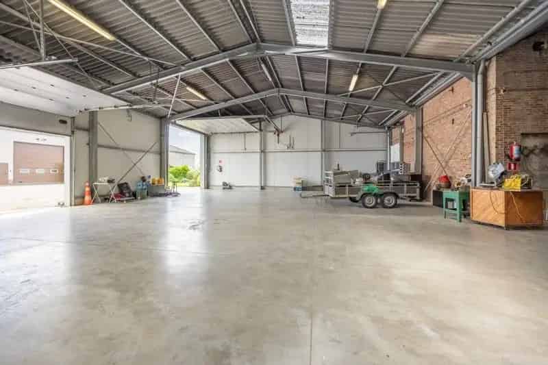 Woning met grote loods 18 are