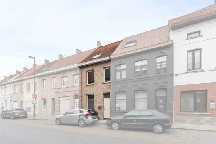 Ontdek deze toffe instapklare gezinswoning nabij het centrum van Izegem.

De indeling van de woning is als volgt:
Op het gelijkvloers:
- Inkomhal
- Leefruimte
- Geïnstalleerde keuken
- Veranda
- Buitenberging
- Gastentoilet
- Stadstuin
Op de verdieping:
-